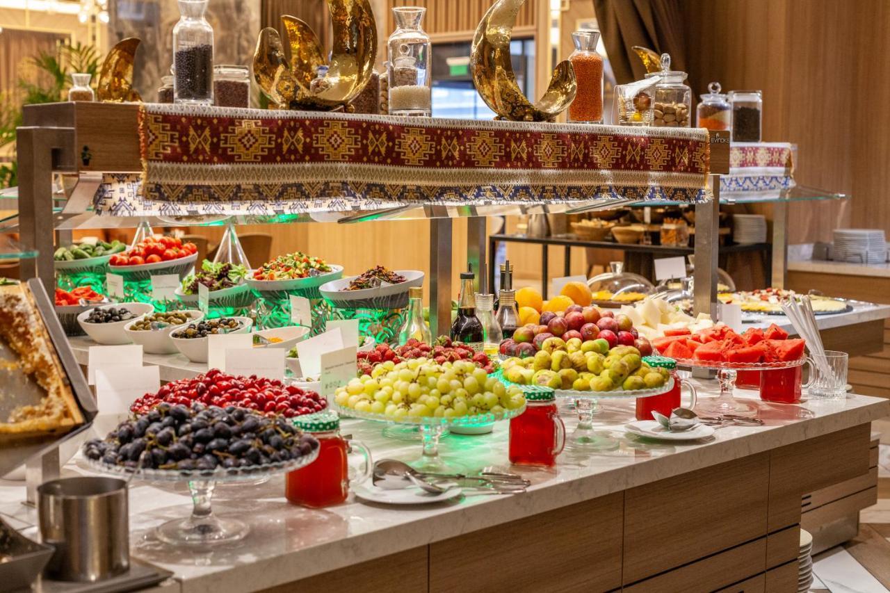 Hotel Intercontinental Baku By Ihg Exterior foto A fruit buffet