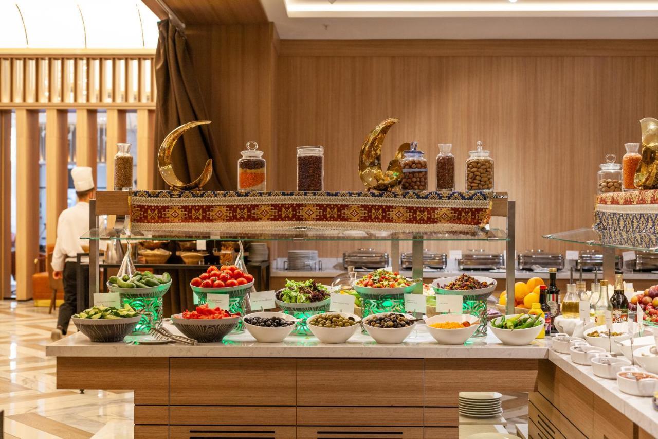 Hotel Intercontinental Baku By Ihg Exterior foto A buffet at a hotel