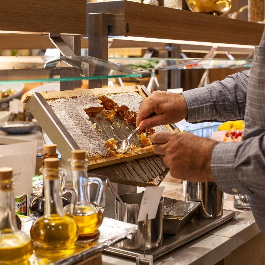 Hotel Intercontinental Baku By Ihg Exterior foto A cook grating cheese